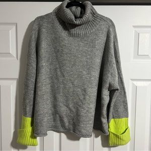 By Anthropologie turtleneck sweater with green sleeve detail Size 1x